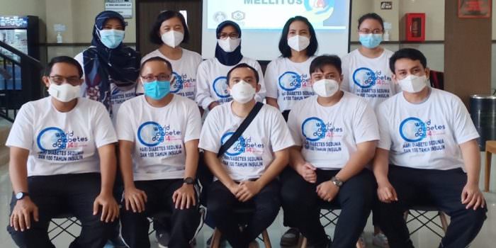 PANITIA: Kebersamaan Panitia Peringatan Hari Diabetes Sedunia Cabang PAPDI Kalteng usai selesai kegiatan, Minggu (7/11). (FOTO PANITIA UNTUK KALTENG POS)