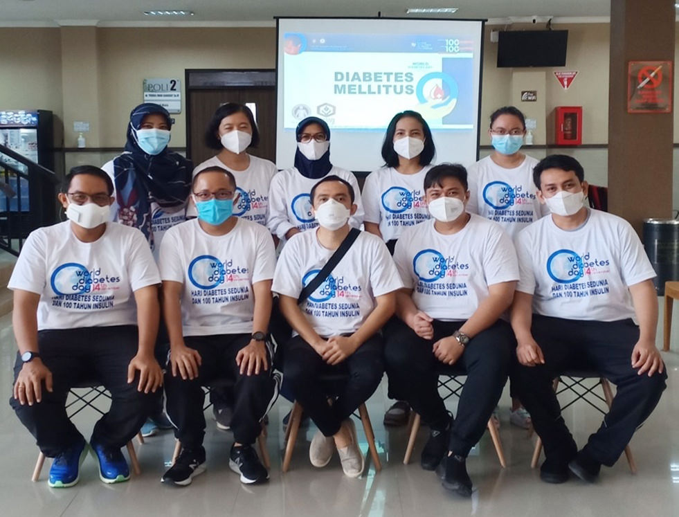 PANITIA: Kebersamaan Panitia Peringatan Hari Diabetes Sedunia Cabang PAPDI Kalteng usai selesai kegiatan, Minggu (7/11). (FOTO PANITIA UNTUK KALTENG POS)