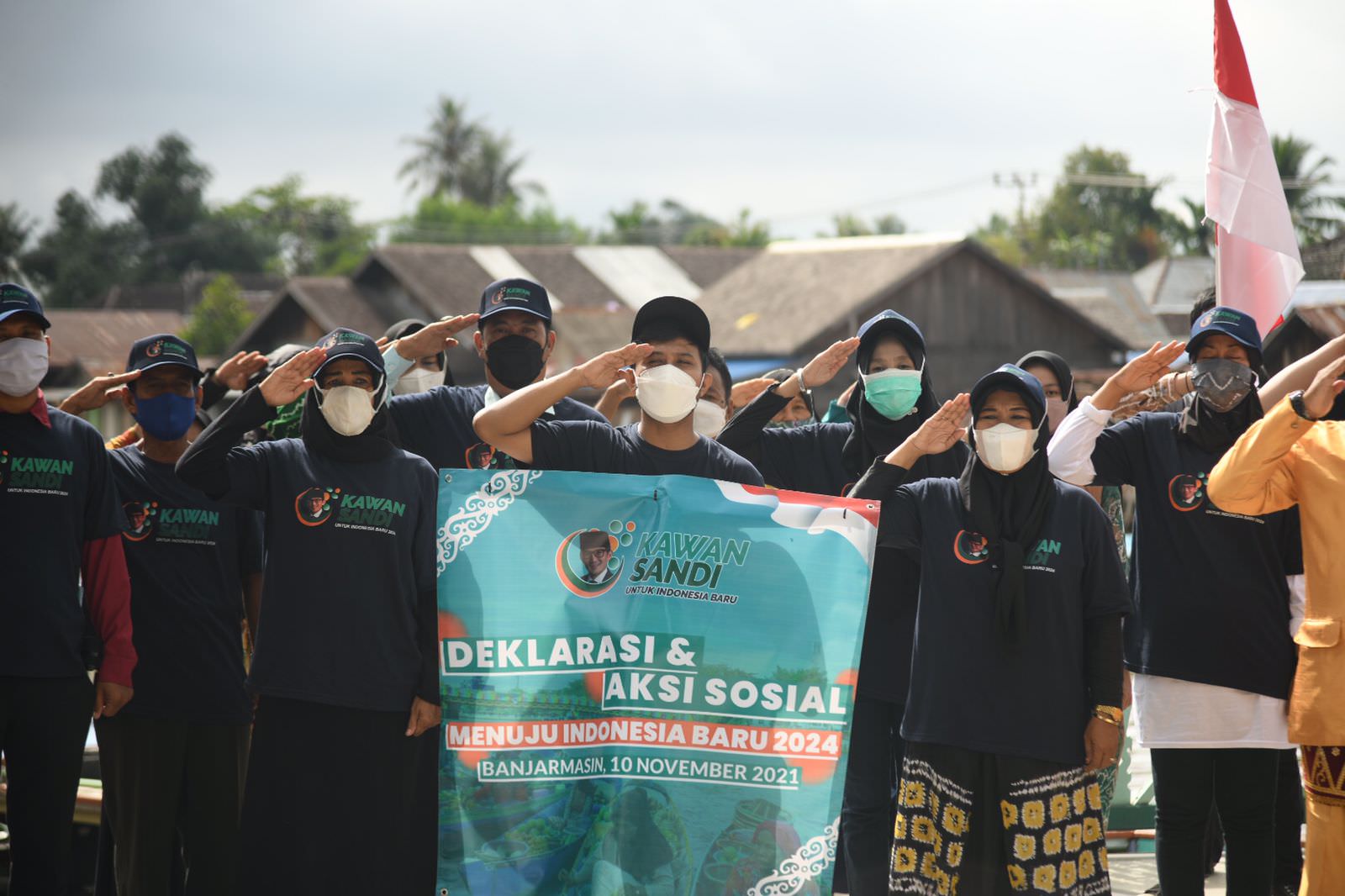 DEKLARASI: Relawan Kawan Sandi Banjarmasin saat mendeklarasikan Sandiaga Uno Sebagai Capres 2024 di Banjarmasin, Rabu (10/11). (FOTO: RKS UNTUK KALTENG POS)