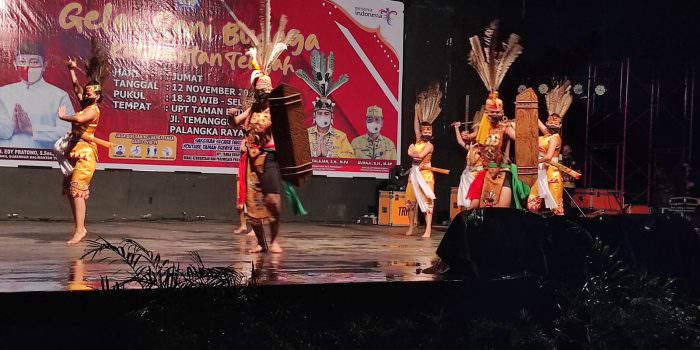 JAGA BUDAYA: Salah satu Sanggar saat tampil pada Gelar Seni Budaya di panggung UPT Taman Budaya Kalteng Jumat (12/11). YUDA/ KALTENG POS GRUB JAGA BUDAYA: Salah satu Sanggar saat tampil pada Gelar Seni Budaya di panggung UPT Taman Budaya Kalteng Jumat (12/11). (FOTO: YUDA/ KALTENG POS GRUP)