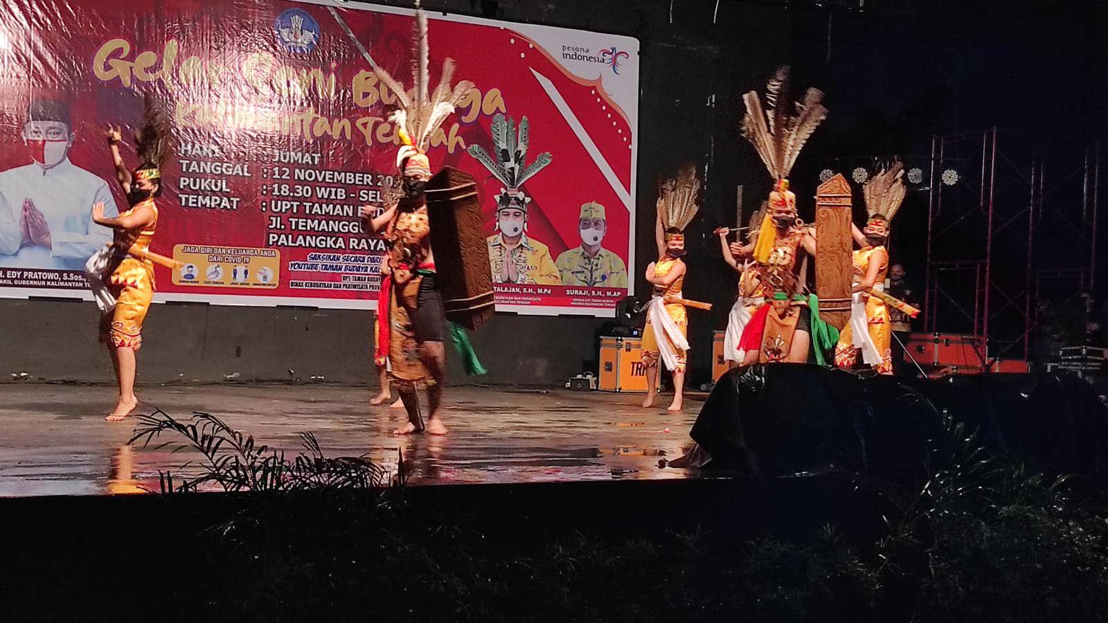 JAGA BUDAYA: Salah satu Sanggar saat tampil pada Gelar Seni Budaya di panggung UPT Taman Budaya Kalteng Jumat (12/11). YUDA/ KALTENG POS GRUB JAGA BUDAYA: Salah satu Sanggar saat tampil pada Gelar Seni Budaya di panggung UPT Taman Budaya Kalteng Jumat (12/11). (FOTO: YUDA/ KALTENG POS GRUP)