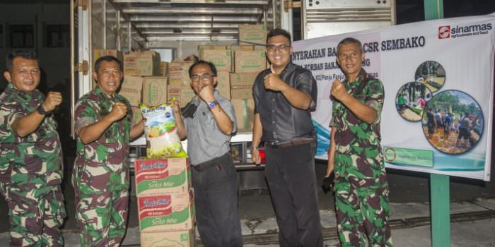 DUKUNGAN NYATA: Perwakilan Sinar Mas dan Korem 102/Pjg saat serah terima bantuan yang akan disalurkan kepada korban bencana banjir. (FOTO: AGUS PRAMONO/KALTENG POS)