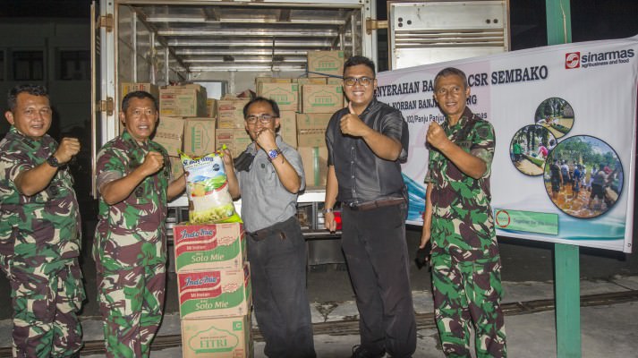 DUKUNGAN NYATA: Perwakilan Sinar Mas dan Korem 102/Pjg saat serah terima bantuan yang akan disalurkan kepada korban bencana banjir. (FOTO: AGUS PRAMONO/KALTENG POS)