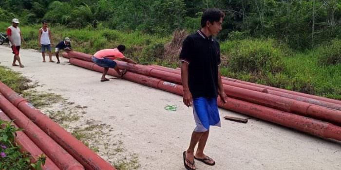 MATERIAL: Sejumlah tiang listrik serta kabel sudah tiba di dua Desa di Kecamatan Kota Besi untuk dilakukan pemasangan jaringan listrik, Selasa (9/11). (FOTO: CAMAT UNTUK KALTENGPOS)