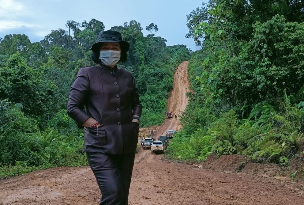 JALAN: Ketua DPRD Kabupaten Kotim Dra Rinie saat berada di jalan poros di wilayah utara yang licin karena belum diaspal dan penuh tanjakan, Kamis (11/11). (FOTO: DPRD KOTIM UNTUK KALTENGPOS