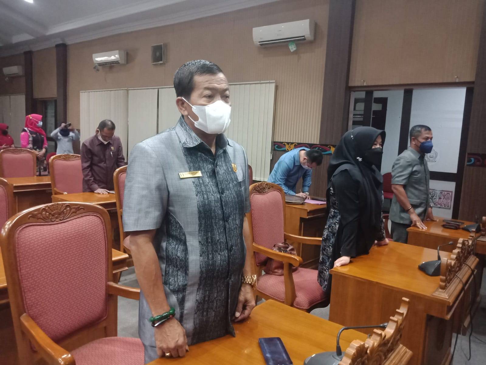 RAPAT PARIPURNA: Anggota DPRD Kabupaten Kotim Anang Kapilius saat menghadiri rapat paripurna, belum lama ini. (FOTO: BAHRI/KALTENGPOS)