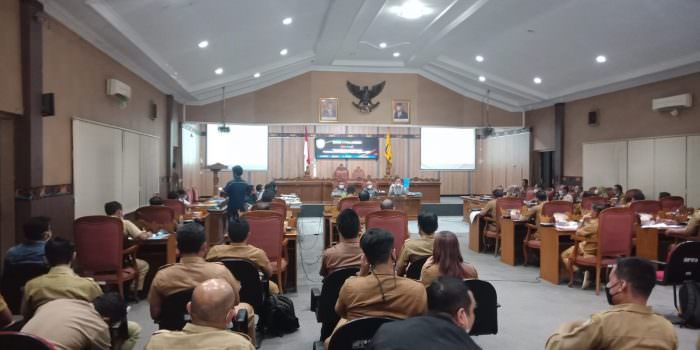 RAPAT: Suasana rapat pembahasan anggaran antara Komisi I dengan pihak Kecamatan di ruang rapat utama DPRD Kabupaten Kotim, Selasa (16/11). (FOTO: BAHRI/KALTENGPOS)