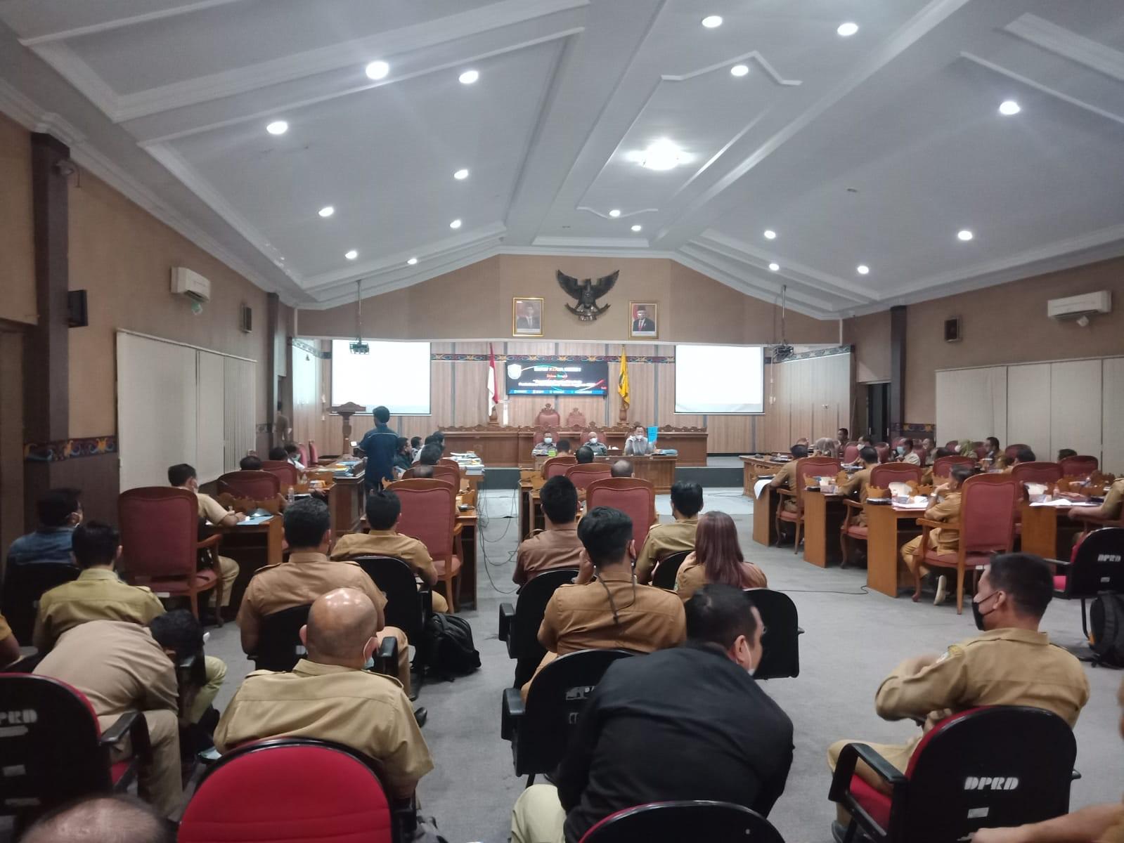 RAPAT: Suasana rapat pembahasan anggaran antara Komisi I dengan pihak Kecamatan di ruang rapat utama DPRD Kabupaten Kotim, Selasa (16/11). (FOTO: BAHRI/KALTENGPOS)