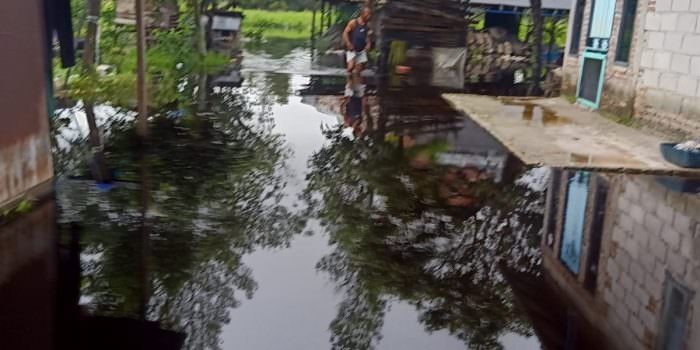 BANJIR: Sejumlah pemukiman warga di Kecamatan Mentawa Baru Ketapang dilanda Banjir, Jumat (12/11). (FOTO: BAHRI/KALTENGPOS)