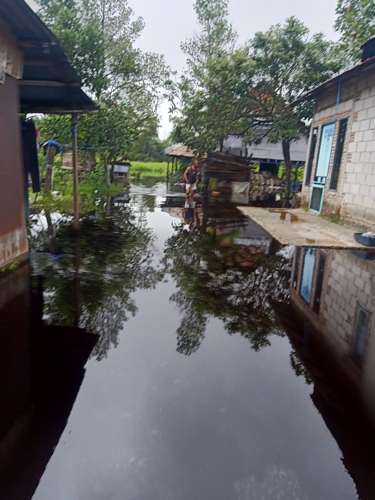 BANJIR: Sejumlah pemukiman warga di Kecamatan Mentawa Baru Ketapang dilanda Banjir, Jumat (12/11). (FOTO: BAHRI/KALTENGPOS)