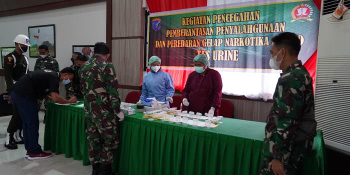 TES URINE: Setelah penyuluhan pencegahan, pemberantasan, penyalahgunaan dan peredaran gelap narkoba, para prajurit dan PNS di lingkungan Korem 102/Pjg menjalani tes urine, Senin (1/11). (FOTO: PENREM 102/PJG)