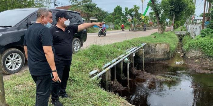 PENGECEKKAN: Bupati Kotim, H Halikinnor melihat aliran air yang mengalir melewati anak sungai, belum lama ini. (FOTO: HUMAS UNTUK KALTENG POS)