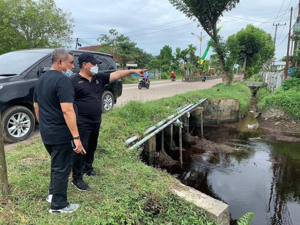 PENGECEKKAN: Bupati Kotim, H Halikinnor melihat aliran air yang mengalir melewati anak sungai, belum lama ini. (FOTO: HUMAS UNTUK KALTENG POS)