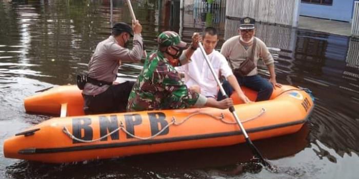 BANJIR: Danramil 1016-01/Pahandut, Mayor Inf Rudiyanto memerintahkan Babinsa cek kondisi wilayah terdampak banjir. (FOTO: PENREM 102/Pjg)