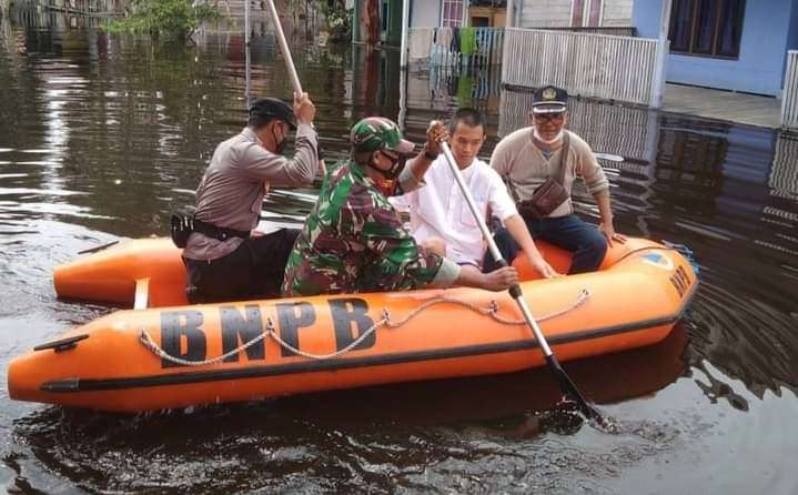 BANJIR: Danramil 1016-01/Pahandut, Mayor Inf Rudiyanto memerintahkan Babinsa cek kondisi wilayah terdampak banjir. (FOTO: PENREM 102/Pjg)