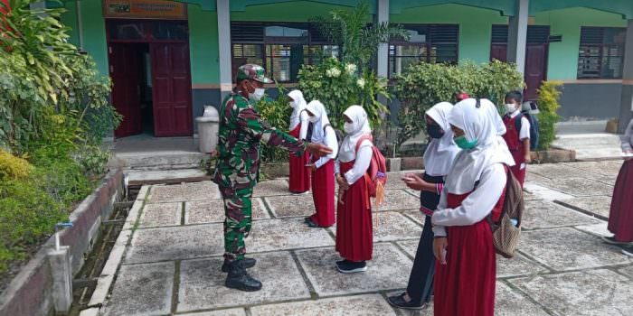 MEMANTAU: Babinsa Koramil 1016-01 Pahandut bersama bhabinkamtibmas dan pihak kelurahan memantau pembelajaran tatap muka di sekolah, Senin (1/11). (foto: PENDIM 1016/PLK)