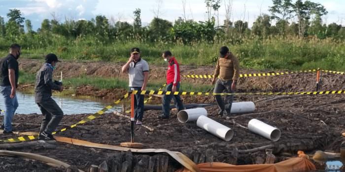 MEMANTAU : Kepala Dinas Pekerjaan Umum dan Penataan Ruang (PUPR) Provinsi Kalteng H Shalahuddin bersama unsur lainnya saat mendampingi Gubernur H Sugianto Sabran memantau infrastruktur di lokasi food estate, beberapa waktu lalu. (FOTO: DPUPR UNTUK KALTENG POS)