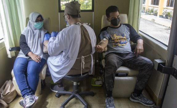 SETETES DARAH BERMAKSA: Para alumni SMPN 2 Palangka Raya tahun 1996 saat donor darah. (FOTO-FOTO: AGUS PRAMONO/KALTENG POS)