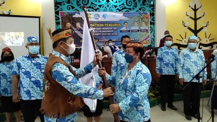 DILANTIK: Ketua Umum IGI Pusat, Danang Hidayatullah ketika menyerahkan bendera tanda dilantiknya Ketua IGI Kota Palangka Raya Hartani Netta, di Aula Peteng Karuhei II, belum lama ini. (FOTO: IGI PALANGKA RAYA UNTUK KALTENG POS )