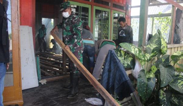 BEDAH RUMAH: Personel Kodim 1016 Palangka Raya dan Baznas saat bedah rumah warga tidak layak huni di Komplek Perumahan Pemda, Gang Isen Mulang I, Jalan G Obos, Minggu (12/12). (FOTO: PENDIM 1016/PLK)