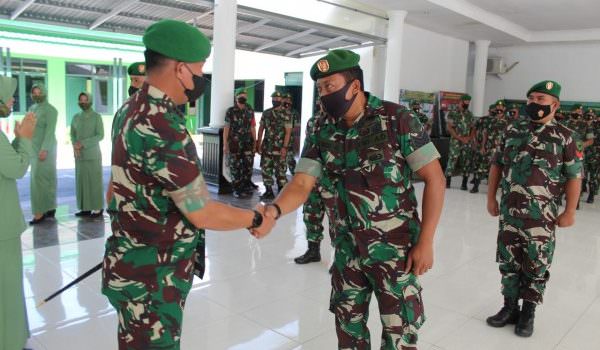 SALAMAN: Dandim 1016 Palangka Raya Kolonel Inf Rofiq Yusuf (kiri) bersalaman dengan anggota TNI AD, Senin (13/12). (FOTO: PENDIM 1016/PLK)