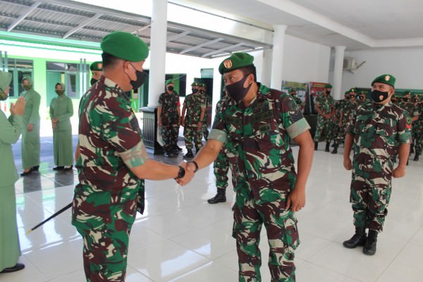 SALAMAN: Dandim 1016 Palangka Raya Kolonel Inf Rofiq Yusuf (kiri) bersalaman dengan anggota TNI AD, Senin (13/12). (FOTO: PENDIM 1016/PLK)