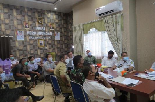 RAKOR : Rapat koordinasi pembentukan pos dan tim pengawasan terpadu lalu lintas angkutan sungai di ruang rapat kepala Dinas Perhubungan Barito Utara, Senin (13/12). (FOTO: PENDIM 1013/MTW)