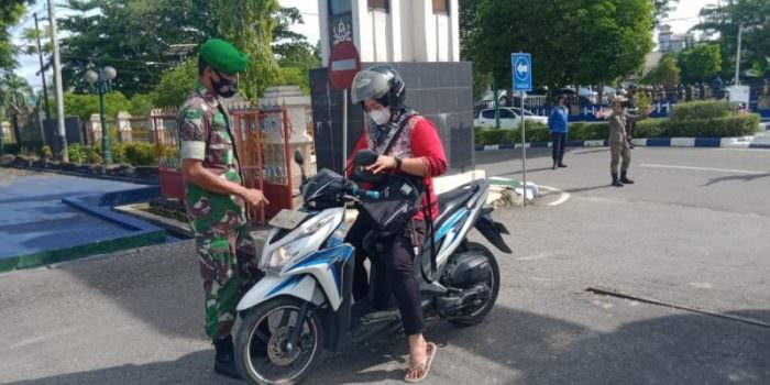 RAZIA: Tim gabungan saat razia kartu dan sertifikat vaksinasi serta penertiban protokol kesehatan di Kota Muara Teweh, Kabupaten Barito Utara, Minggu (12/12). (FOTO: PENDIM 1013/MTW)