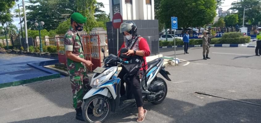 RAZIA: Tim gabungan saat razia kartu dan sertifikat vaksinasi serta penertiban protokol kesehatan di Kota Muara Teweh, Kabupaten Barito Utara, Minggu (12/12). (FOTO: PENDIM 1013/MTW)