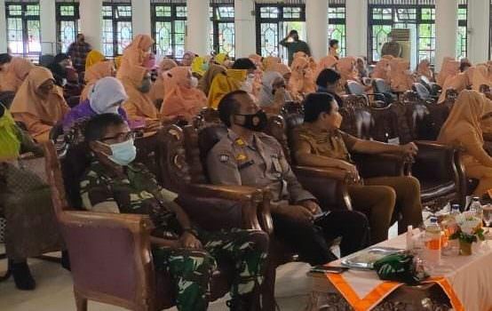 HUT DWP: Pasi Pers Kodim 1015 Sampit Lettu Inf Sunahar menghadiri peringatan HUT ke-22 Dharma Wanita Persatuan (DWP) di Gedung Serba Guna Sampit, Senin (13/12). (FOTO: PENDIM 1015/SPT)