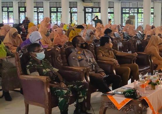 HUT DWP: Pasi Pers Kodim 1015 Sampit Lettu Inf Sunahar menghadiri peringatan HUT ke-22 Dharma Wanita Persatuan (DWP) di Gedung Serba Guna Sampit, Senin (13/12). (FOTO: PENDIM 1015/SPT)