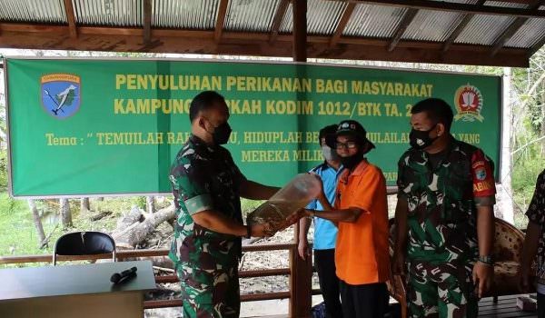 KAMPUNG BERKAH: Penyerahan bibit ikan kepada warga Desa Pararapak yang masuk dalam program kampung berkah, Sabtu (11/12). (FOTO: PENDIM 1012/BTK)