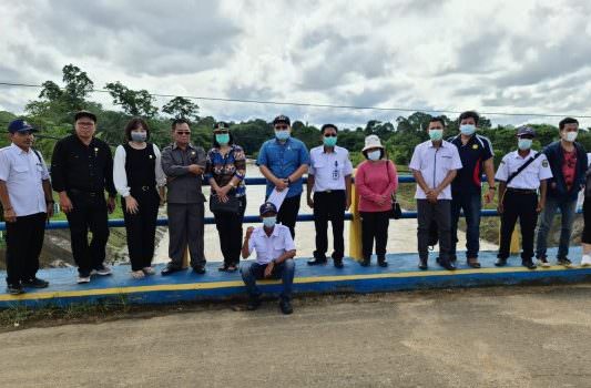 RESES: Anggota DPRD Kalteng Ina Prayawati (tiga dari kiri) bersama anggota dewan dari dapil IV meninjau Bendungan Karau yang ada di Ampah ketika melaksanakan reses. (FOTO: HUMAS DPRD KALTENG)