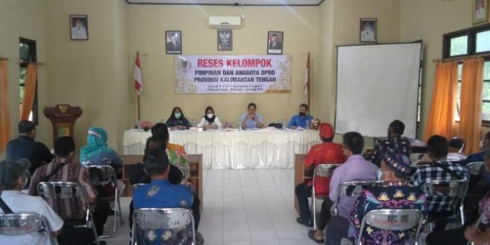 RESES: Jajaran Anggota DPRD Kalteng Dapil 1 Kalteng melaksanakan pertemuan dan diskusi di Aula Kecamatan Sebangau, Kota Palangka Raya, Jumat (10/12). (FOTO: DPRD KALTENG UNTUK KALTENG POS)