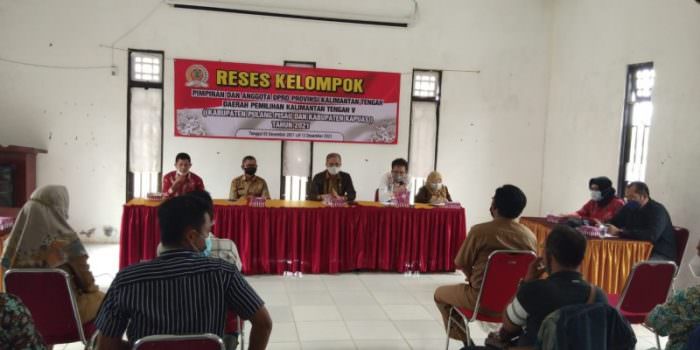 SERAP ASPIRASI: Anggota DPRD Kalteng dari dapil V melaksanakan reses di Kecamatan Dadahup, Kabupaten Kapuas, belum lama ini. (FOTO: DOK ACHMAD AMUR UNTUK KALTENG POS)