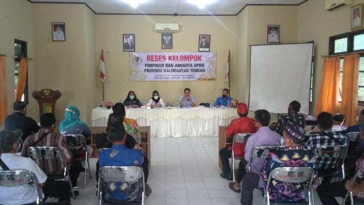 RESES: Jajaran Anggota DPRD Kalteng Dapil 1 Kalteng melaksanakan pertemuan dan diskusi di Aula Kecamatan Sebangau, Kota Palangka Raya, Jumat (10/12). (FOTO: DPRD KALTENG UNTUK KALTENG POS)