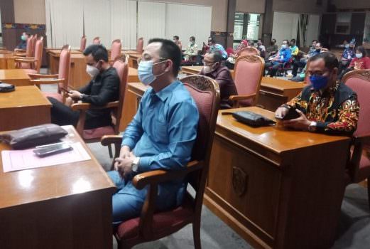 RAPAT: Anggota DPRD Kabupaten Kotim Hendra Sia (kemeja biru) saat mengikuti rapat paripurna, belum lama ini. (FOTO: BAHRI/KALTENGPOS)