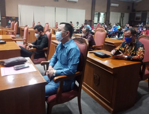 RAPAT: Anggota DPRD Kabupaten Kotim Hendra Sia (kemeja biru) saat mengikuti rapat paripurna, belum lama ini. (FOTO: BAHRI/KALTENGPOS)