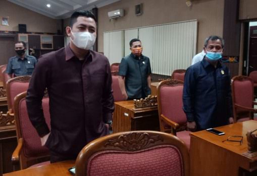 RAPAT PARIPURNA: Ketua Komisi IV DPRD Kabupaten Kotim Muhammad Kurniawan Anwar (kiri) saat menghadiri rapat paripurna, belum lama ini. (FOTO: BAHRI/KALTENGPOS)