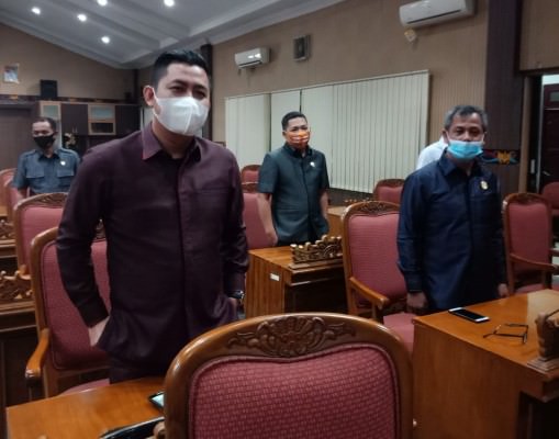 RAPAT PARIPURNA: Ketua Komisi IV DPRD Kabupaten Kotim Muhammad Kurniawan Anwar (kiri) saat menghadiri rapat paripurna, belum lama ini. (FOTO: BAHRI/KALTENGPOS)