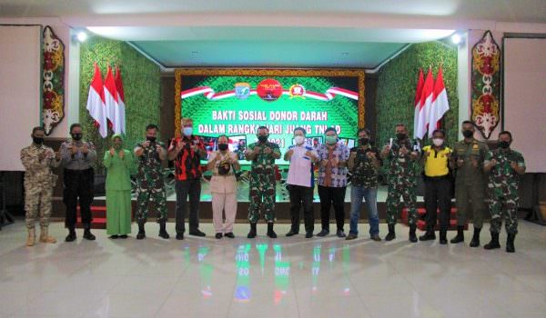 DONOR DARAH : Danrem 102 Panju Panjung Brigjen TNI Yudianto Putrajaya bersama sejumlah pihak foto bersama saat bakti sosial donor darah dalam rangka Hari Juang ke-76 TNI AD tahun 2021 di Aula Makorem 102/Pjg, Kamis (9/12). (FOTO : PENREM 102/PJG)