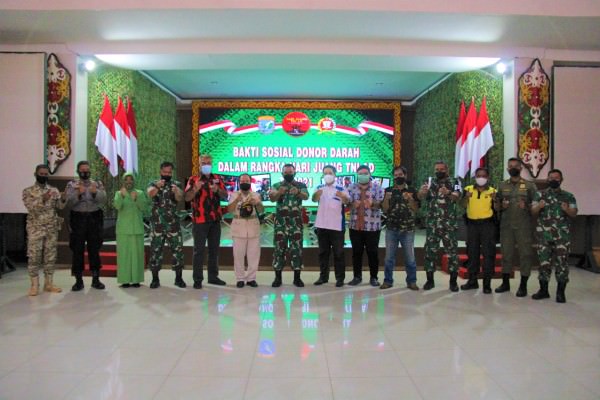 DONOR DARAH : Danrem 102 Panju Panjung Brigjen TNI Yudianto Putrajaya bersama sejumlah pihak foto bersama saat bakti sosial donor darah dalam rangka Hari Juang ke-76 TNI AD tahun 2021 di Aula Makorem 102/Pjg, Kamis (9/12). (FOTO : PENREM 102/PJG)