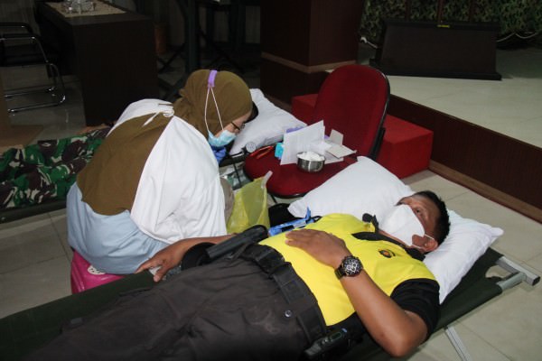 ANGGOTA POLRI: Seorang anggota Polri dari Polresta Palangka Raya ikut aksi donor darah di Makorem 102 Panju Panjung, Kamis (9/12). (FOTO: PENREM 102/PJG)