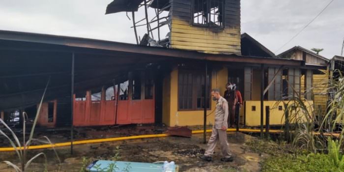 DIPADAMKAN: Satu unit rumah di seputaran Bundaran Tudung Saji hangus terbakar, Senin (13/12). (FOTO: SONY/KALTENG POS)