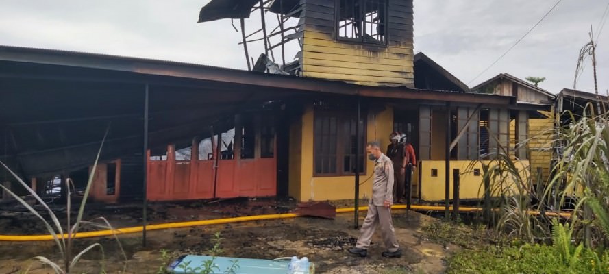 DIPADAMKAN: Satu unit rumah di seputaran Bundaran Tudung Saji hangus terbakar, Senin (13/12). (FOTO: SONY/KALTENG POS)