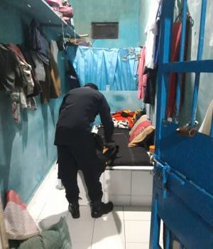 ANTISIPASI: Petugas melakukan razia di dalam kamar warga binaan Rutan Kelas IIA Palangka Raya, Minggu (12/12). (FOTO: Rutan Kelas IIA Palangka Raya untuk kalteng pos)