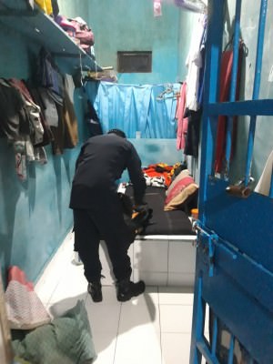 ANTISIPASI: Petugas melakukan razia di dalam kamar warga binaan Rutan Kelas IIA Palangka Raya, Minggu (12/12). (FOTO: Rutan Kelas IIA Palangka Raya untuk kalteng pos)