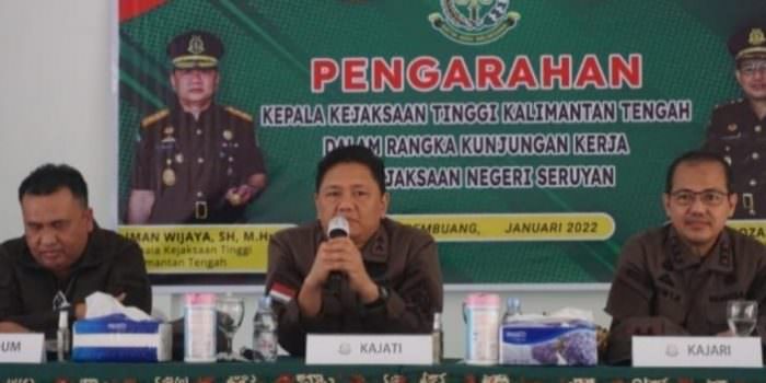 MONITORING: Kajati Kalteng Iman Wijaya SH MHum bersama jajaran saat melakukan kunjungan kerja ke Kejaksaan Negeri Seruyan, Senin (3/1). (FOTO: KEJATI UNTUK KALTENG POS)