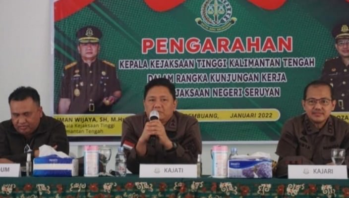 MONITORING: Kajati Kalteng Iman Wijaya SH MHum bersama jajaran saat melakukan kunjungan kerja ke Kejaksaan Negeri Seruyan, Senin (3/1). (FOTO: KEJATI UNTUK KALTENG POS)