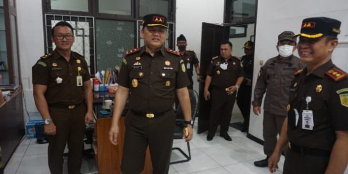 KUNKER: Kepala Kejaksaan Tinggi Kalimantan Tengah Iman Wijaya, SH MHum dan jajaran saat melaksanakan kunjungan kerja ke Kejari Kotawaringin Timur, Selasa (4/1). (FOTO: KEJATI UNTUK KALTENG POS)